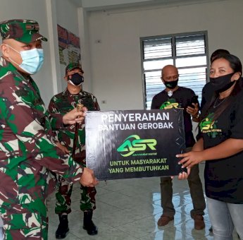 Dorong Wirausaha di Buton, Mayjen TNI Andi Sumangerukka Bantu Gerobak Ke Warga