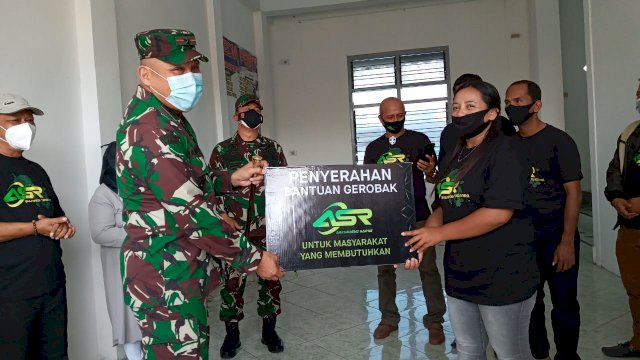 Mayjen TNI Andi Sumangerukka saat menyerahkan gerobak secara simbolis ke warga Buton. Foto: istimewa