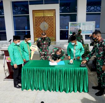 Makmurkan Jamaah & Masjid Al Alam Kendari, Mayjen TNI Andi Sumangerukka Serahkan Perahu Wisata