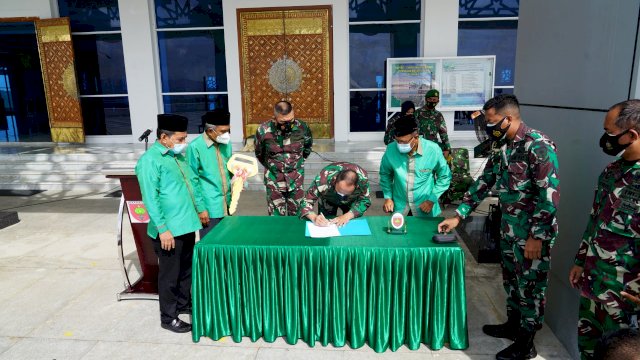 Mayjen TNI Andi Sumangerukka saat menyerahkan perahu kepada Tamir Masjid Al Alam Kendari. Foto: istimewa