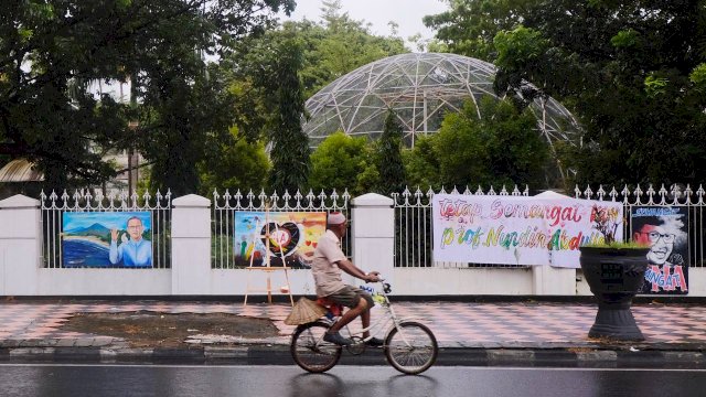 Lukisan dukungan kepada Gubernur Sulsel Nonaktif Prof. Nurdin Abdullah, terpajang di Pagar Rumah Jabatan Gubernur Sulsel, Kamis (25/03/2021).