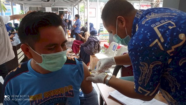 Salah satu pegawai Lapas Narkotika Kelas II Sungguminasa saat divaksin Covid-19, Jumat (26/03/2021). (Rhany)