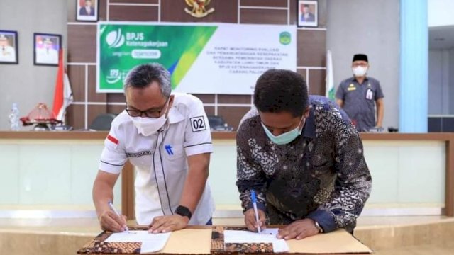 Wakil Bupati Luwu Timur Budiman Hakim, dan Kepala BPJS Ketenagakerjaan Palopo, menandatangani MoU Penyelenggaraan Kepesertaan Jaminan Sosial Ketenagakerjaan bagi Tenaga Upah Jasa, Guru, Tenaga Kependidikan Non ASN dan Petugas Keagamaan, Jumat (26/03/2021).