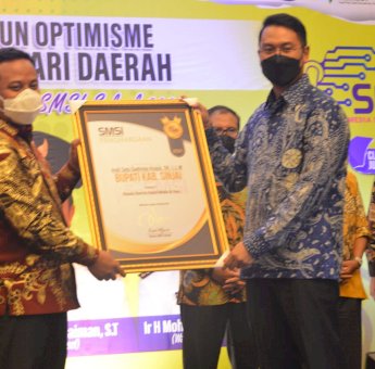 Peduli Media dan Pers, Bupati Sinjai Raih Penghargaan dari SMSI
