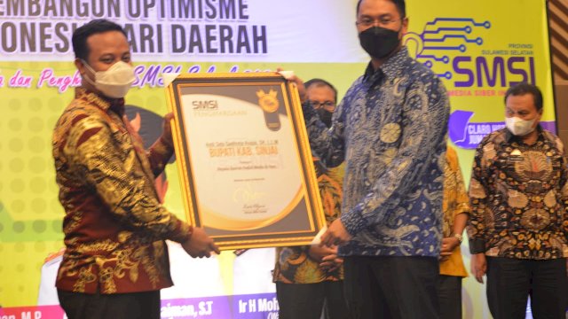 Bupati Sinjai Andi Seto Ghaditsa Asapa, menerima Penghargaan dari SMSI Sulsel yang diserahkan langsung oleh Plt Gubernur Sulsel Andi Sudirman Sulaiman, Jumat (26/03/2021).