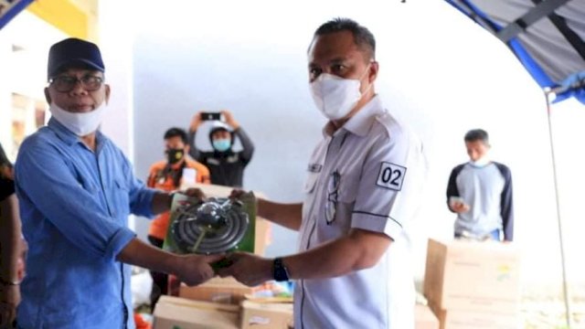 Wakil Bupati Luwu Timur, Budiman Bantu Korban Kebakaran di Sorowako, Sabtu (27/3/2021)
