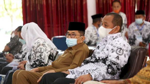 Wali Kota Palopo menghadiri Konferensi Kerja Kota I (KONKERTO I) PGRI Kota Palopo Masa Bakti 2019-2024 Tahun 2021 dengan tema "Peran Strategis PGRI Dalam Mewujudkan SDM Indonesia yang Unggul" di Aula SMKN 1 Palopo, Sabtu (27/3/2021).