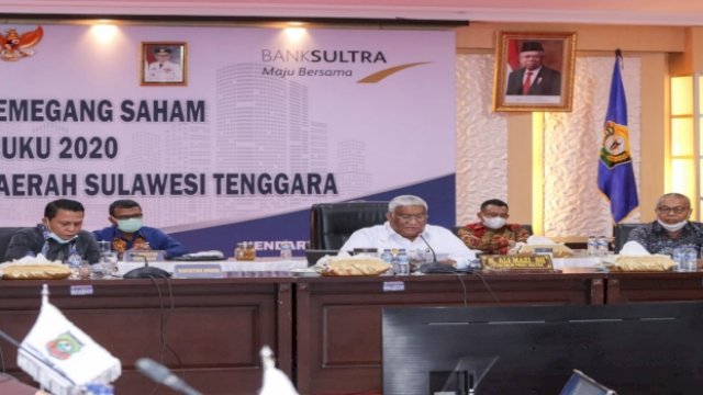 Gubernur Sultra Ali Mazi saat menghadiri Rapat Umum Pemegang Saham (RUPS) Bank Sultra di Rumah Jabatan Gubernur, Jumat (26 /3/2021). Foto: Diskominfo Sultra