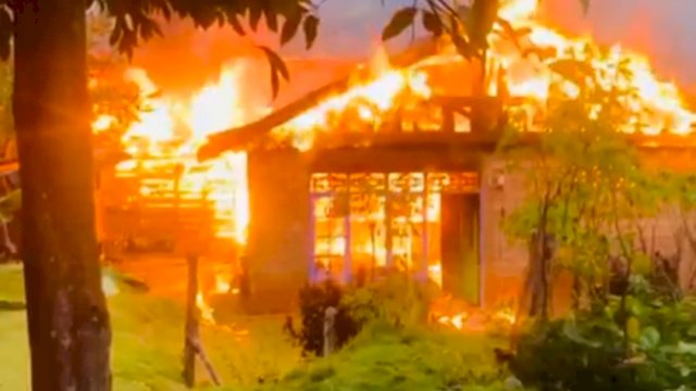 Dua Uni Rumah di Luwu Timur Hangus Dilalap Api, Minggu (28/3/2021) malam.