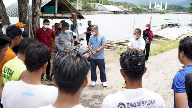 Wakil Bupati Luwu Timur, Budiman, meninjau langsung Atlet Dayung yang sedang berlatih di Sungai Malili, Minggu (28/03/2021).