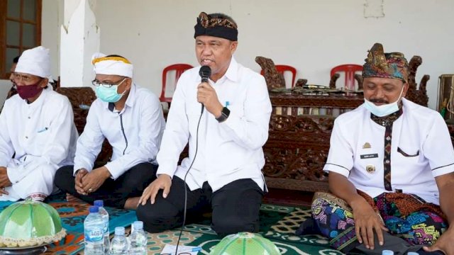 Wakil Bupati Luwu Timur Budiman Hakim, memberikan sambutan saat menghadiri peringatan Hari Jadi Pura atau Piodalan Pura Kayangan Dalem ke 21 di Desa Sumber Agung, Kecamatan Kalaena, Minggu (28/03/2021).