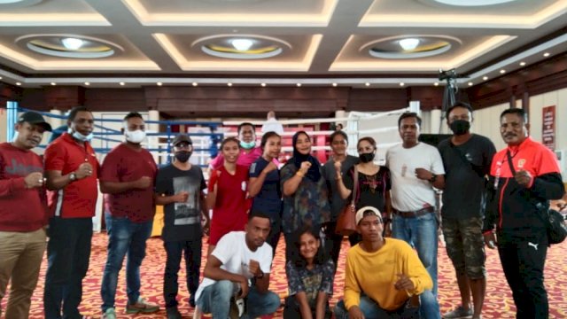 Pengurus DPD M1R Salam Sarane bersama atlet Muaythai Maluku. Foto: istimewa
