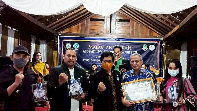 Jajaran Dinas Komunikasi Informatika Statistik dan Persandian Kabupaten Gowa saat menerima penghargaan sebagai radio lokal terbaik belum lama ini. (Istimewa)