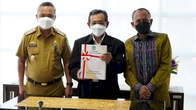 Wakil Bupati Luwu Timur, Budiman Serahkan LKPD kepada Kepala BPK RI Perwakilan Provinsi Provinsi Sulsel, Wahyu Priyono dikantor BPK RI Sulsel Makassar, Senin (29/03/2021). 