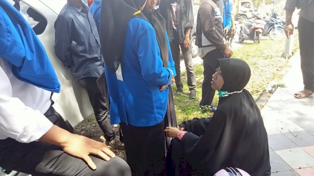 Alfia Istiana (duduk) korban begal di Jalan Bjayanhkara Kabupaten Sinjai, Senin (29/03/2021).