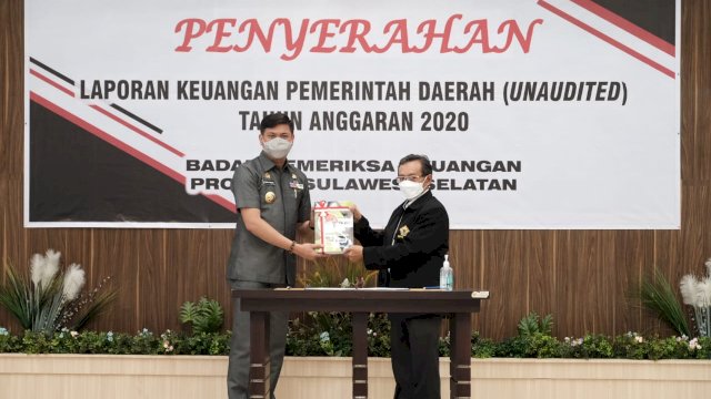 Bupati Gowa Adnan Purichta Ichsan, saat menyerahkan LKPD Tahun Anggaran 2020 di Kantor BPK RI Sulsel, Senin (29/03/2021). (Istimewa)