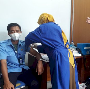 200 Karyawan PDAM Tirta Jeneberang Ikut Vaksinasi Covid-19