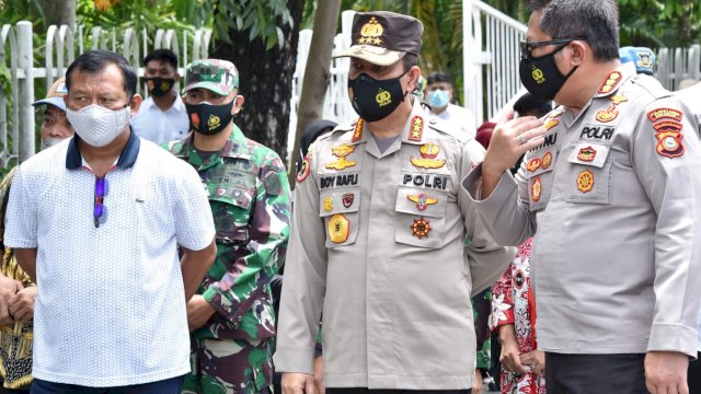 Kepala Badan Nasional Penanggulangan Terorisme (BNPT) Komjen Pol. Dr. Boy Rafli Amar, M.H., meninjau langsung lokasi terjadinya ledakan bom di Gereja Katedral Makassar yang terjadi pada hari Minggu pukul 10.30 WITA kemarin, pada Senin (29/03/2021). 