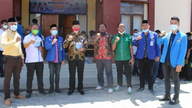 Koordinator Panitia Kongres PMII XX Zona Enam Filsafat Alamsyah dan Kepala BLK Kota Kendari La Ode Haji Polondu saat kegiatan Kongres PMII XX. Foto: istimewa