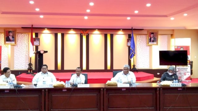 Kepala BKPM RI Bahlil Lahadalia bersama Gubernur Ali Mazi saat Konfrensi Pers di Rujab Gubernur Sultra. Foto: Akbar Tanjung