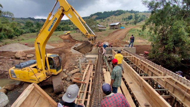 Proses pengerjaan jembatan penghubung Kabupaten Gowa dan Kabupaten Takalar di Kampung Allu, Desa Tanakaraeng, Kecamatan Manuju yang merupakan program fisik TMMD ke-110 di Kabupaten Gowa. (Rhany)