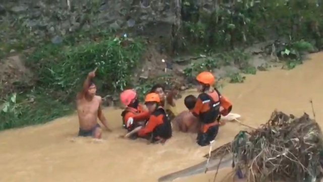 Satu dari dua bocah yang hilang terseret air Sungai Pajalesang ditemukan dalam kondisi tak bernyawa, Minggu (7/3/2021) petang.