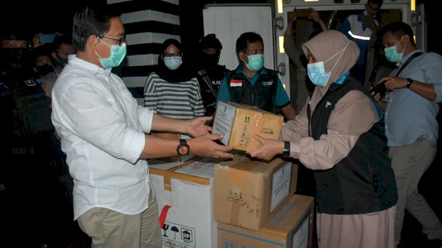 Wakil Bupati Luwu Utara, Suaib Mansur menerima secara simbolis 1.800 dosis vaksin untuk tahap kedua. Selasa (03/03/2021)