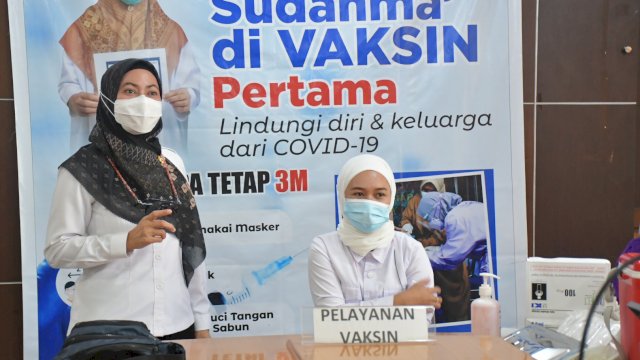 Bupati Luwu Utara Indah Putri Indriani saat mantau pelaksanaan vaksinasi tahap ke II di ruang rapat wakil bupati. Rabu (03/03/2021)