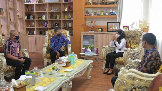 Branch Manager PT. Taspen Cabang Palopo, Sutrisno (batik biru) berbincang bersama Bupati Luwu Utara Indah Putri Indriani, di ruang kerja Bupati Luwu Utara. Rabu (03/03/2021)
