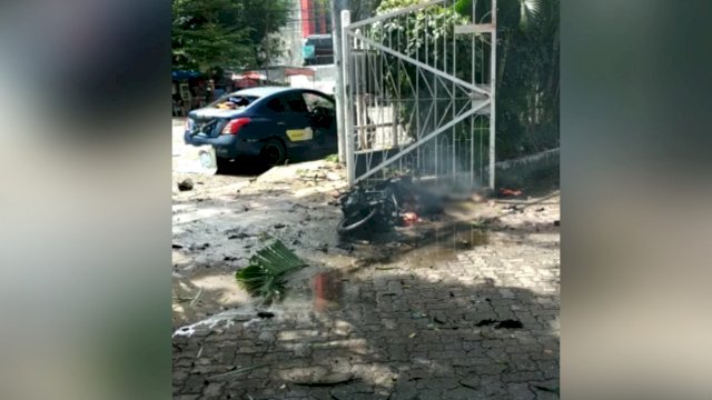 Kendaraan dan Potongan Tubuh Manusia berserahkan di Halaman Gereja Katedral Jl. Kajoalalido Makassar, Minggu (28/03/2021).