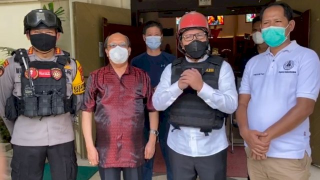 Wali Kota Makassar Moh. Ramdhan 'Danny' Pomanto (DP) dan Kapolrestabes Makassa bersama Kapolrestabes Makassar Kombes Pol Witnu Urip Laksana, bersama Pengurus Gereja Katederal Makassar.