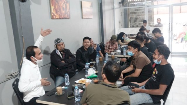 Ketua DPRD Kota Makassar Rudianto Lallo, berdiskusi dengan Awak Media di Salah satu Warkop di Kota Makassar, Jumat (19/3/2021).