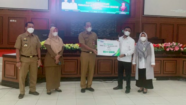 Kepala Kantor Cabang BPJS Ketenagakerjaan Kabupaten Sinjai Gazali, menyerahkan bantuan APD kepada Asisten Perekonomian dan Pembangunan Pemkab Sinjai Andi Ilham Abubakar, di Ruang Pola Kantor Bupati Sinjai, Senin (01/03/2021).