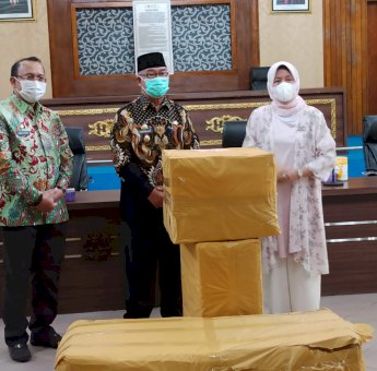 Hasnah Syam Salurkan Bantuan Alkes Untuk Warga Parepare, Diterima Oleh Wawali Pangerang Rahim