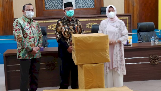 Hasnah Syam Salurkan Bantuan Alkes Untuk Warga Parepare, Diterima Oleh Wawali Pangerang Rahim