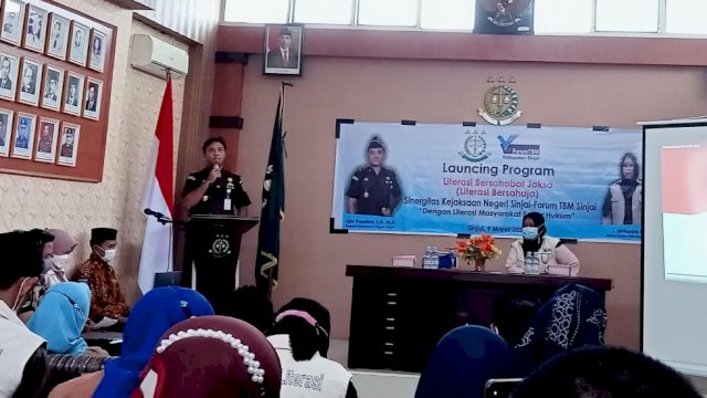 Kepala Kejaksaan Negeri Sinjai Ajie Prasetya, memberikan sambutan saat Launching kerjasama dengan Forum Taman Baca Masyarakat Sinjai, Selasa (09/03/ 2021).