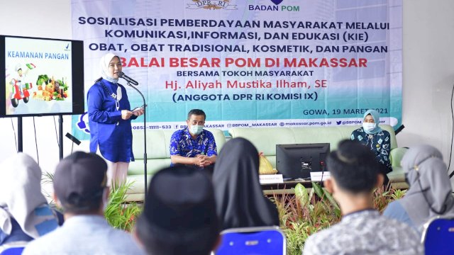 Anggota Komisi IX DPR RI Aliyah mustika Ilham, memberikan sambutan saat melakukan sosialisasi dan edukasi terhadap warga di Kabupaten gowa dalam memilih Obat dan Makanan Kemasan yang baik, Jumat (19/03/2021).