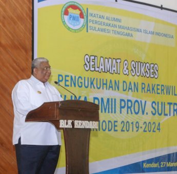 Hadiri Pengukuhan IKA PMII Sultra, Gubernur Ali Mazi: Pengamalan Islam Moderat Harus Terus Dilakukan