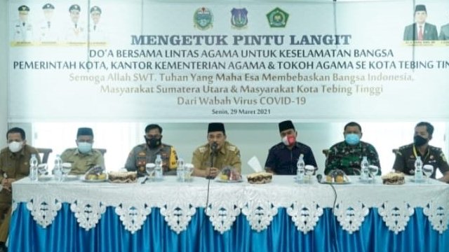 Doa bersama Pemerintah Kota Tebing Tinggi, di Ruang Aula Lantai IV, Gedung Balai Kota, Senin (29/03/2021).