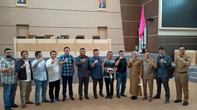 Anggota Komisi C DPRD Kota Makassar bersama Ketua DPRD Kota Kendari Subhan, di Sekretariat DPRD Kota Kendari, Senin (29/03/2021).