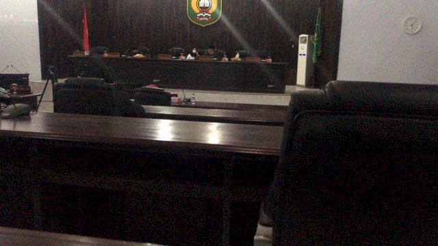 Rapat paripurna yang dipimpin Wakil Ketua II DPRD Palopo, Irvan Madjid ST ini dilaksanakan tanpa kehadiran Wali Kota Palopo, Drs HM Judas Amir MH di ruang rapat paripurna DPRD Palopo, Rabu (31/03/21)