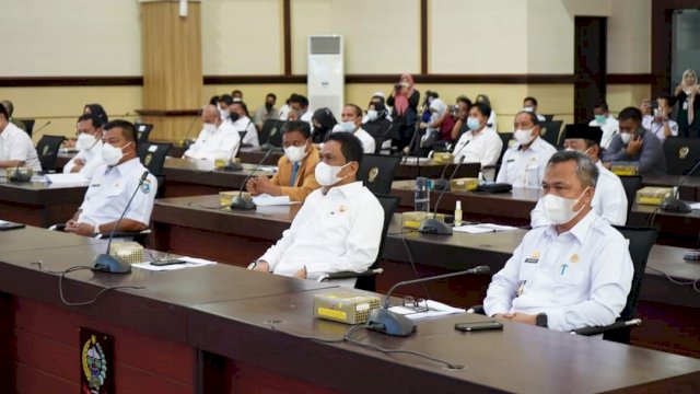 Wakil Bupati (Wabup) Luwu Timur, Budiman mengikuti sosialisasi terkait kesepahaman dalam pengisian Jabatan Pimpinan Tinggi (JPT) di Instansi Pemerintah Kabupaten atau Kota yang berlangsung di Ruang Rapat Pimpinan Lantai II Kantor Gubernur Sulawesi Selatan (Sulsel), Rabu (31/03/2021).