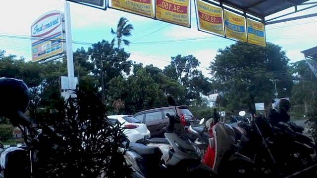 Parkiran Mini Market.