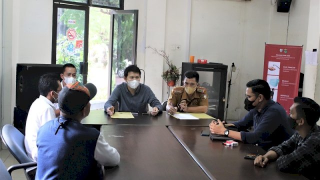 Anggota DPRD Kota Makassar Eric Horas, didaampingi Kasubag Humas DPRD Taufiq Nadsir, menerima massa yang melakukan aksi Demonstradi di Sekretariat DPRD Kota Makassar, Senin (15/03/2021).