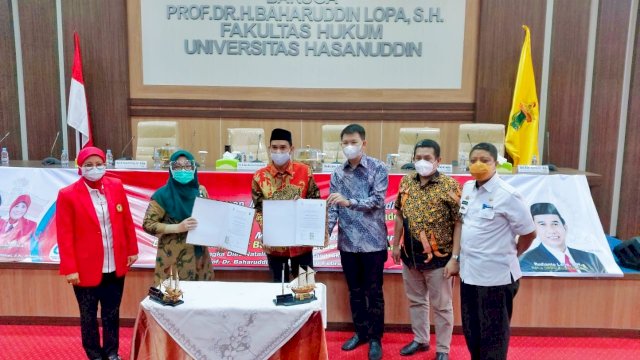 penandatanganan MoA antara Ketua DPRD Rudianto Lallo, bersama Rektor Unhas Prof. Dwia Aries Tina Palubuhu dan Dekan Fakultas Hukum Unhas Prof. Farida Patittingi SH., M.Hum., berlangsung di Baruga Baharuddin Lopa Fakultas Hukum Unhas, Rabu (10/02/2021).