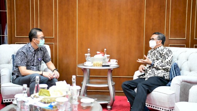 Gubernur Sulsel Prof Nurdin Abdullah, menerima CEO Regional Kalimantan Sulawesi dan Papua PT. Garuda Indonesia Berthon Hutapea di Kantor Gubernur Sulsel, Makassar, Kamis (21/01/2021).