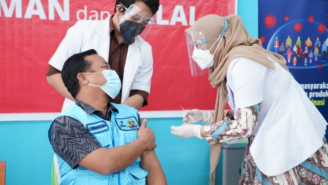 Wakil Gubernur Sulsel Andi Sudirman Sulaiman, saat disuntikkan Vaksin Covid-19 Dosis ke-2, di Rumah Sakit Dadi, Kota Makassar, Kamis (28/01/2021).