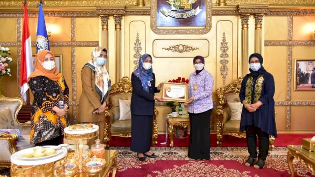 Kepala BKKBN Sulsel Andi Rita Mariani, menyerahkan piagam penghargaan kepada istri Gubernur sulsel Lies F Nurdin yang juga Ketua Tim Penggerak PKK Sulsel, di Rujab Gubernur, Selasa (16/02/2021).
