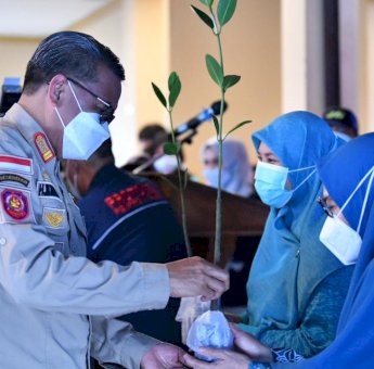HUT Tagana Ke-17, Gubernur Sulsel Bagikan Bibit Mangrove dan Bagi-bagi Sembako di Pesisir Takalar
