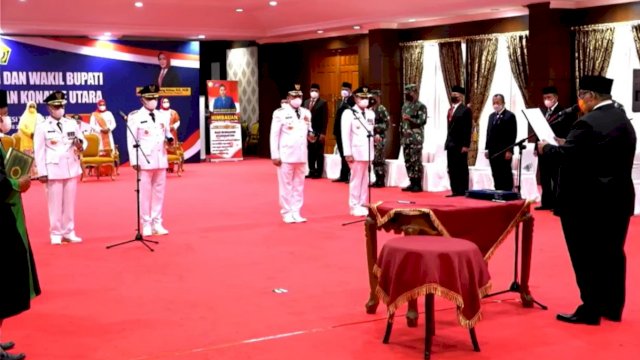 Gubernur Sultra Ali Mazi saat mengambil sumpah dua pasangan Bupati Dan Wakil Bupati. Foto: istimewa